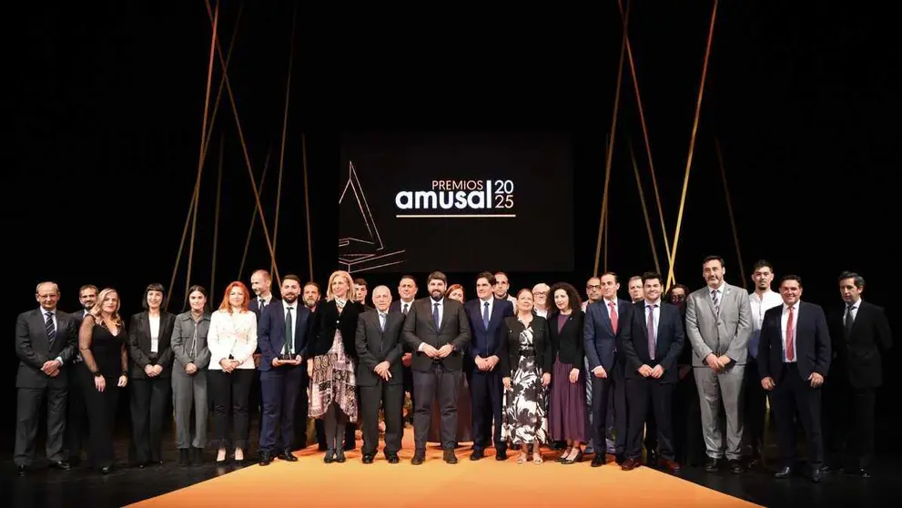 Imagen de familia en la gala de entrega de los Premios Amusal 2025. (CARM)