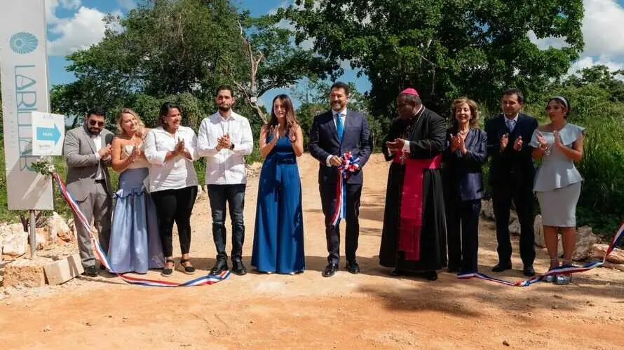 Autoridades durante la inauguraci&oacute;n de Larimar City & Resort. (Agencia Weekend)
