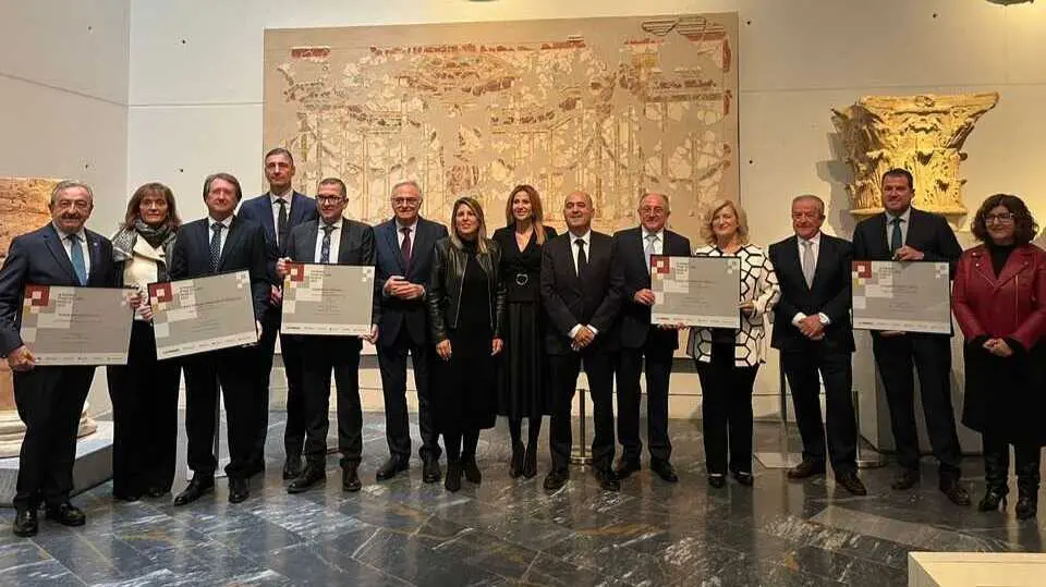 Autoridades con los ganadores de los IX Premios Pyme del A&ntilde;o 2025. (CARM)