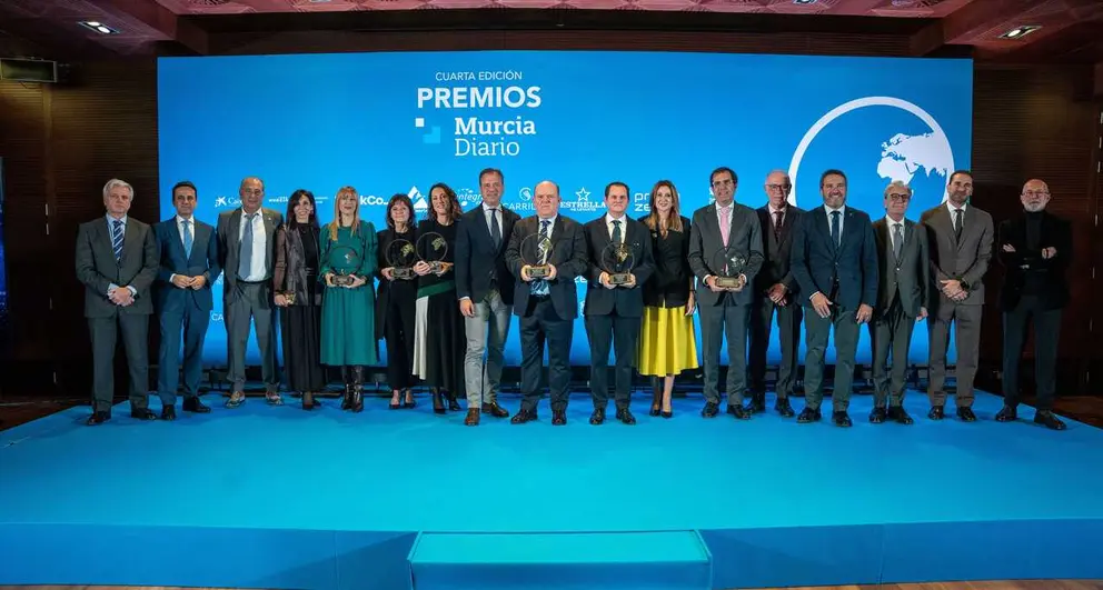 Foto de familia con los galardonados. (Ra&uacute;l Alc&aacute;ntara)