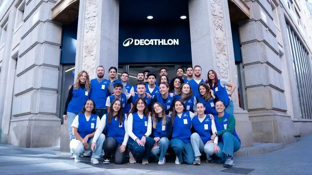 Equipo de Decathlon en la fachada de la nueva tienda en Murcia. (Decathlon)