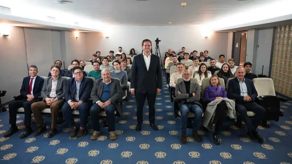 Imagen de familia con los estudiantes participantes en el quinto CEO University. (Ra&uacute;l Alc&aacute;ntara)
