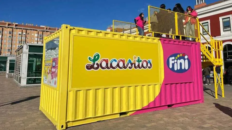 Piscina de bolas navide&ntilde;a de Fini y Lacasitos en Pr&iacute;ncipe P&iacute;o. (Fini Golosinas)