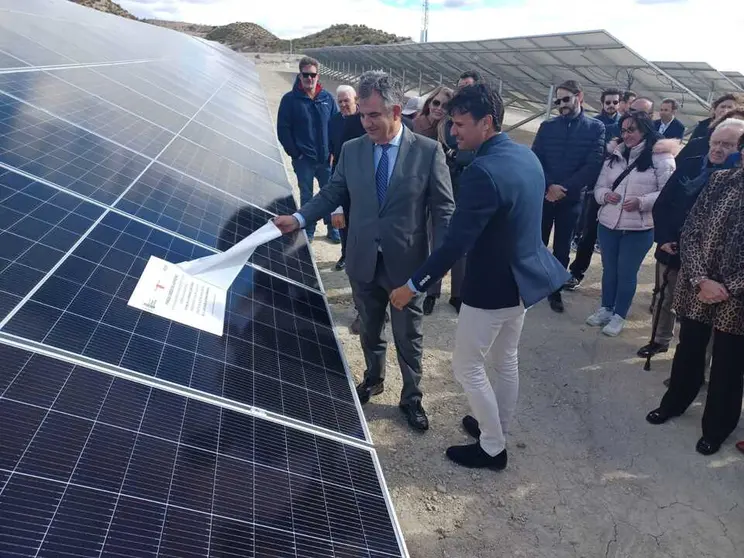 El consejero de Medio Ambiente, Universidades, Investigaci&oacute;n y Mar Menor, Juan Mar&iacute;a V&aacute;zquez, en la inauguraci&oacute;n de una planta solar fotovoltaica en febrero de 2024 (imagen de archivo) CARM.