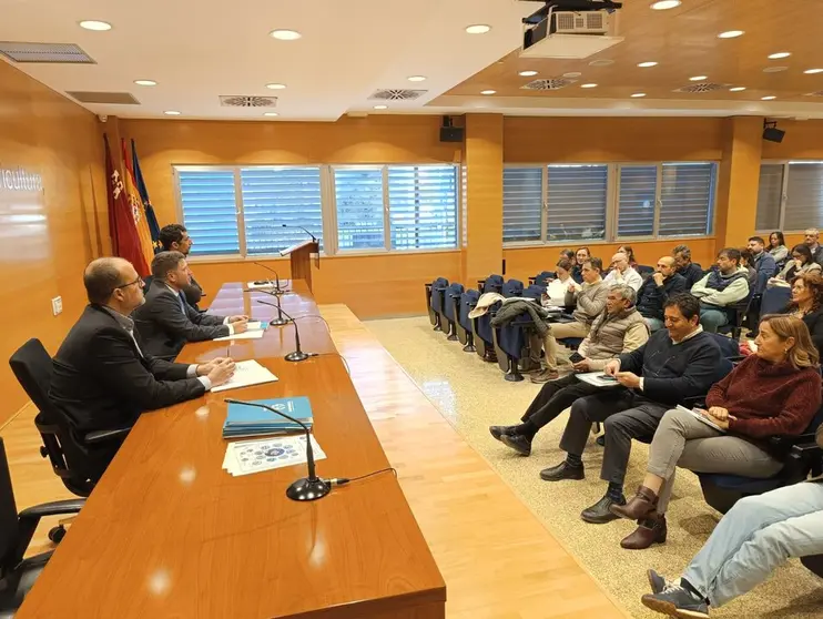 Reuni&oacute;n celebrada con los responsables veterinarios de empresas porcinas, ADS y Oficinas Comarcales Agrarias, entre otros, para revisar los protocolos ante la peste porcina africana. (CARM)