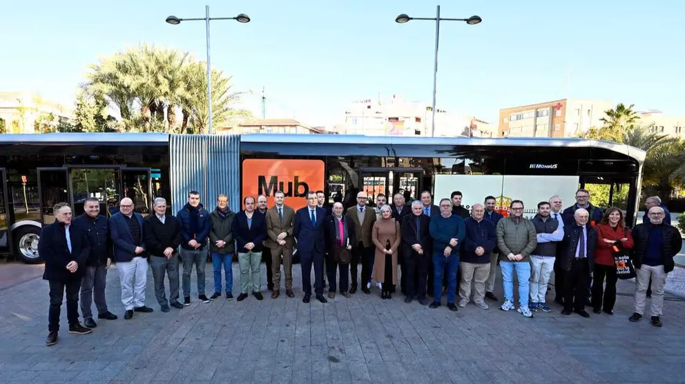 Foto de familia en la presentaci&oacute;n de la red intermodal. (Ayuntamiento de Murcia)