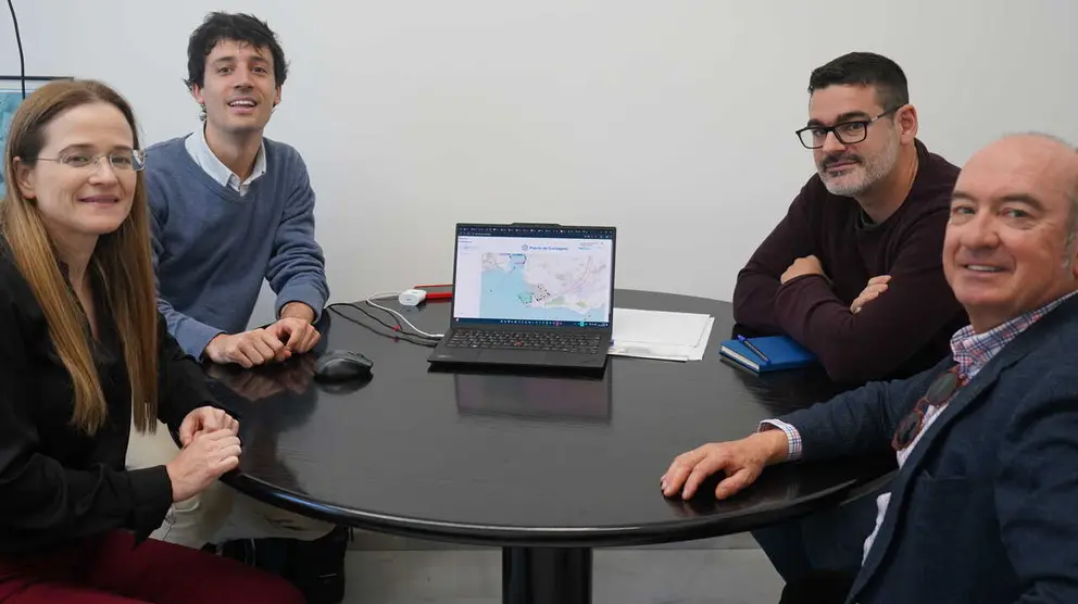 La investigadora de la UPCT, Mar&iacute;a Jos&eacute; Legaz, presentando el proyecto a  responsables de Innovaci&oacute;n de la Autoridad Portuaria de Cartagena. (UPCT)