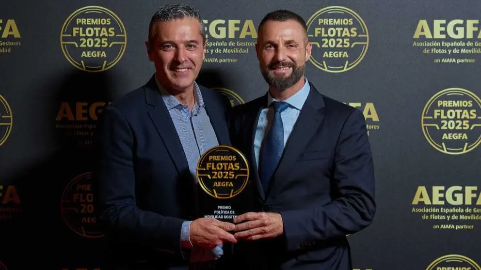 Gabriel Alc&oacute;n, category manager Compras de Grupo Fuertes (izquierda) y Juan Carlos Cambronero, supervisor de Log&iacute;stica de El Pozo Alimentaci&oacute;n (derecha), recogen el premio Flotas 2025. (Grupo Fuertes)