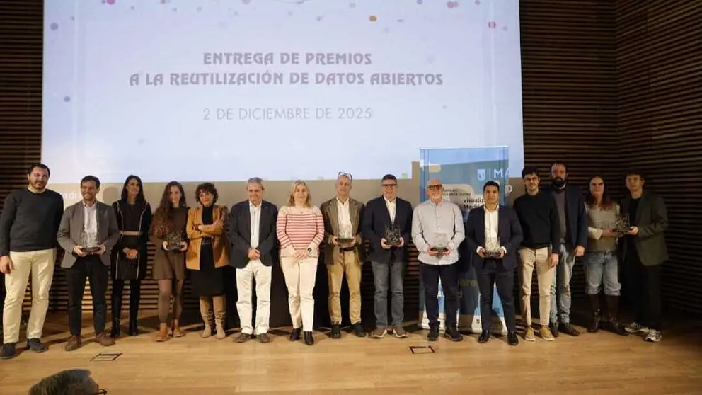 Foto de familia durante la ceremonia de entrega. (UPCT)