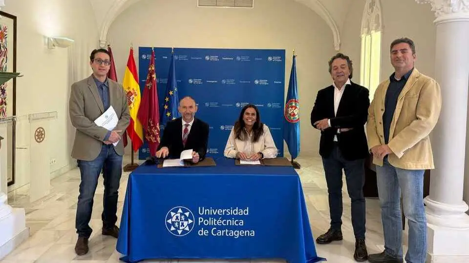 El rector y la responsable de Sostenibilidad de EYSA firmando la c&aacute;tedra junto a los investigadores que la dirigir&aacute;n. (CARM)