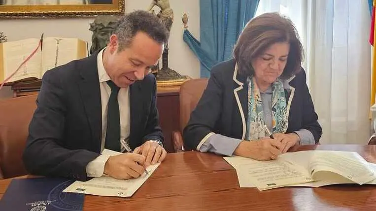 Imagen durante la firma del convenio. (UCAM)