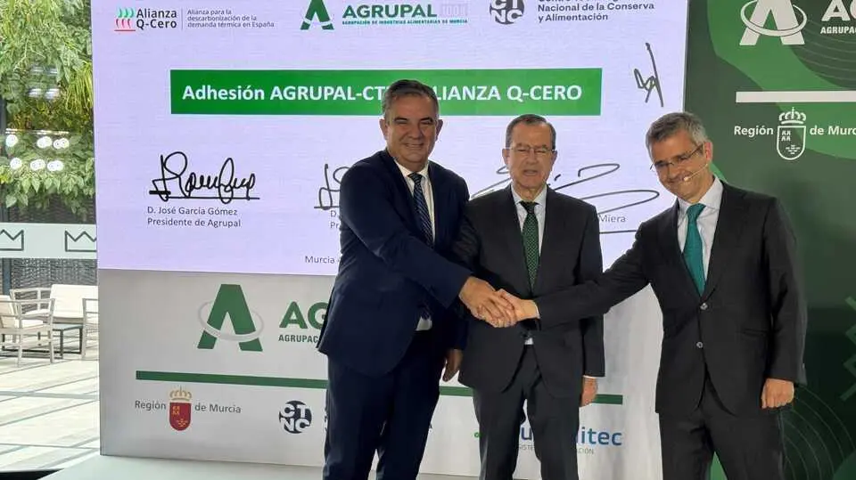 Juan Mar&iacute;a V&aacute;zquez, Jos&eacute; Garc&iacute;a y Gonzalo S&aacute;enz de Miera tras la firma de la adhesi&oacute;n a la Alianza Q-Cero. (Iberdrola)
