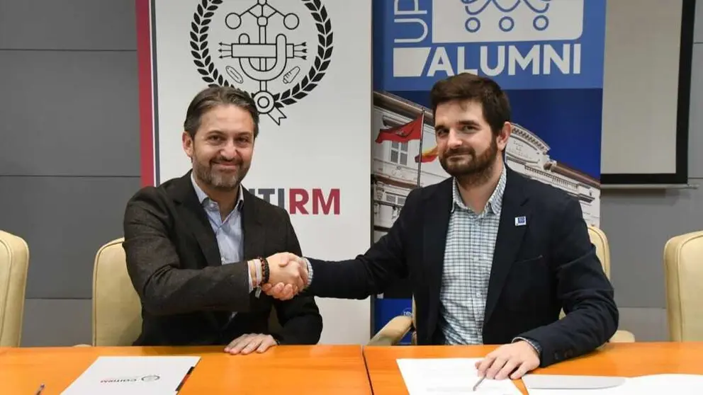 Imagen durante la firma del convenio. (
