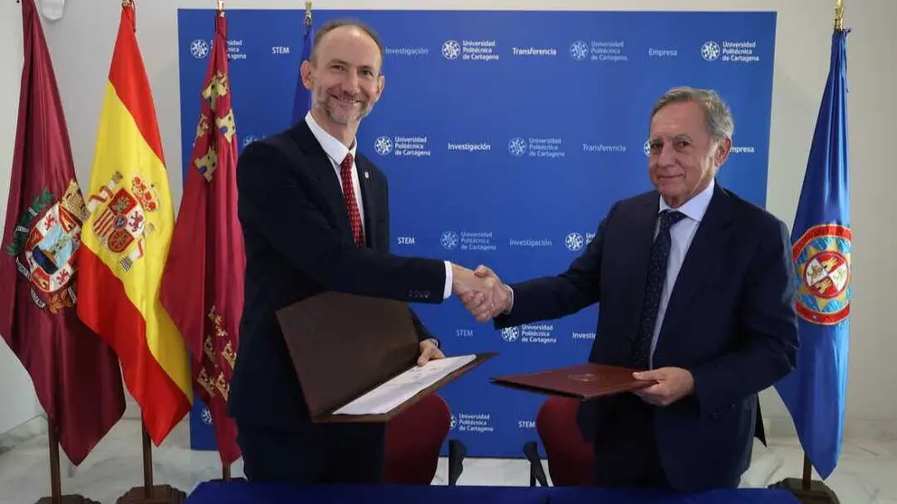 Antonio Mu&ntilde;oz Beraza, CEO de AMC GLOBAL, y Mathieu Kessler, rector de la UPCT, en la firma de la C&aacute;tedra Smart Manufacturing & Data Science. (UPCT)