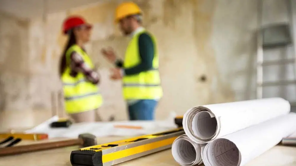 Dos personas hablan en una construcci&oacute;n. (Acomur)