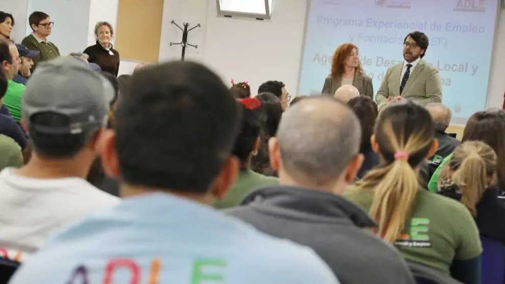 La directora general del SEF, Pilar Valero, junto con el concejal de Empleo de Cartagena, &Aacute;lvaro Vald&eacute;s, durante el encuentro con los alumnos de dos proyectos experienciales. (CARM)