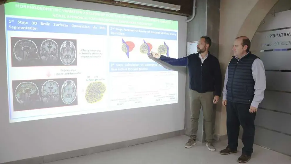 Carmelo G&oacute;mez y Francisco Cavas observan una proyecci&oacute;n que explica la metodolog&iacute;a que emplearon en su investigaci&oacute;n. (UPCT)
