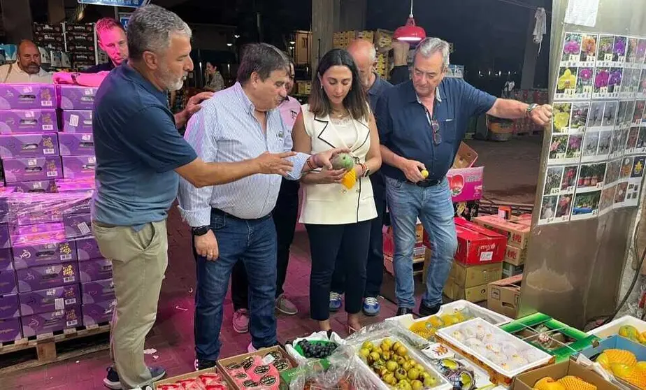 Imagen de archivo de la consejera Sara Rubira junto exportadores de la Regi&oacute;n de Murcia en el mercado Yau Ma Tei de Hong Kong. (CARM)