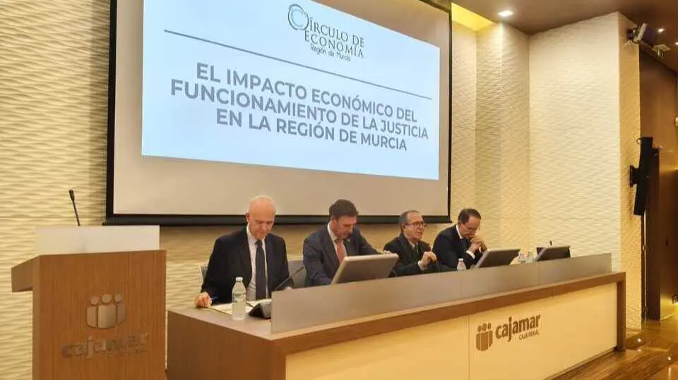 Imagen durante el desarrollo de la mesa redonda. (C&iacute;rculo de Econom&iacute;a)