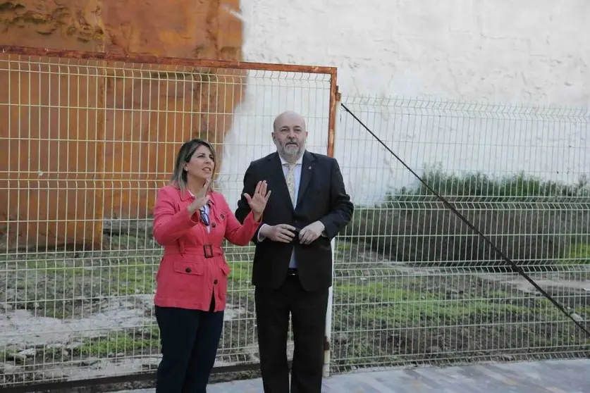 La alcaldesa Noelia Arroyo y el concejal de Patrimonio y Vivienda, Pablo Braquehais. (Imagen Ayto. de Cartagena)