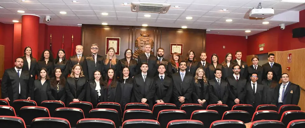 Foto de familia de los nuevos letrados durante la jura. (Fidedigno)