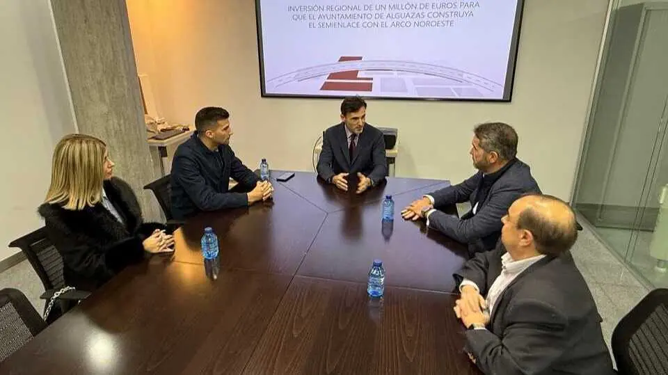 El consejero de Fomento e Infraestructuras, Jorge Garc&iacute;a Montoro, junto al alcalde de Alguazas, Jos&eacute; Gabriel Garc&iacute;a, y el presidente de CROEM, Miguel L&oacute;pez Abad. (CARM)