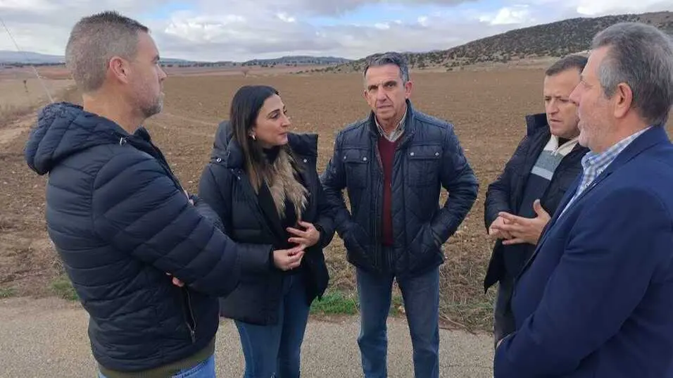 La consejera Sara Rubira junto a representantes de las organizaciones agrarias durante su visita a un campo de cereal en Caravaca de la Cruz.&nbsp;(CARM)