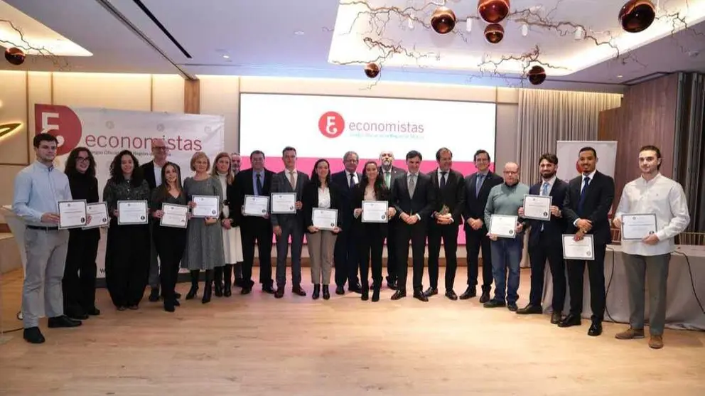 Foto de familia durante el acto de entrega del reconocimiento. (Fidedigno)