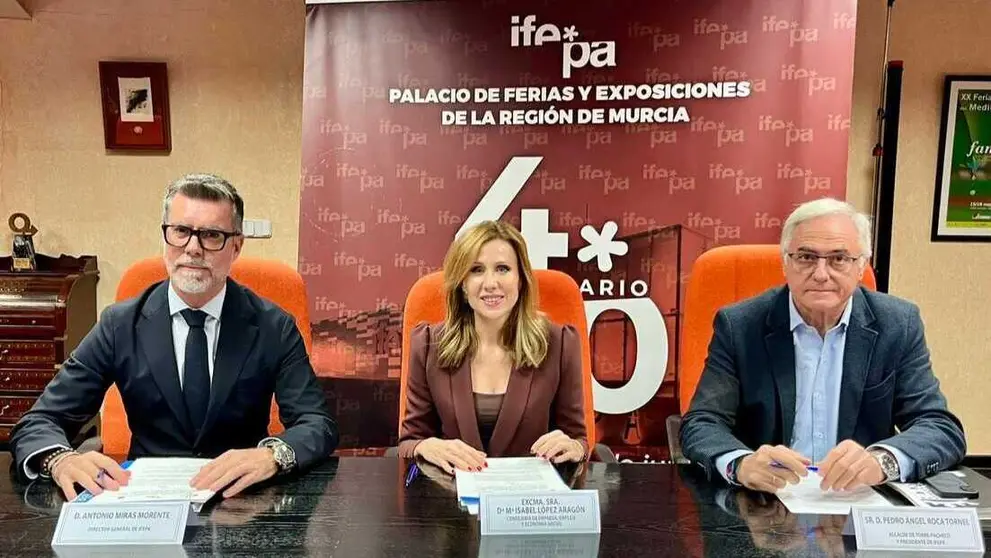 El director general de Ifepa, Antonio Miras, la consejera de Empresa, Marisa L&oacute;pez, y el alcalde de Torre Pacheco y presidente de la Instituci&oacute;n Ferial, Pedro &Aacute;ngel Roca, firman el convenio. (CARM)