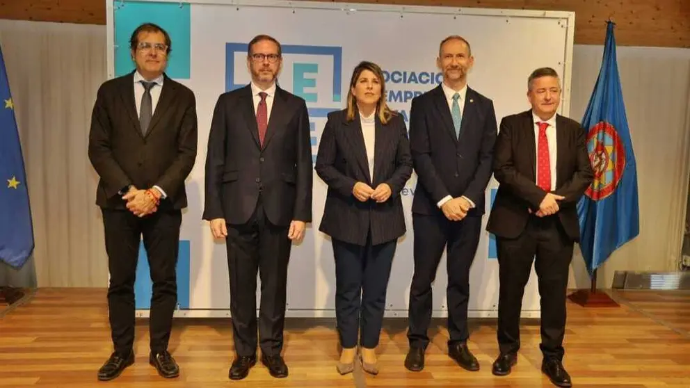 Imagen de familia en la presentaci&oacute;n del Estudio Socio-Econ&oacute;mico del Valle de Escombreras. (CARM)