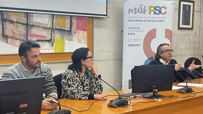 De izquierda a derecha; Rafael Paz, Amelia Pérez y Francisco J. Bastida, de la junta directiva de Más RSC. (UMU)