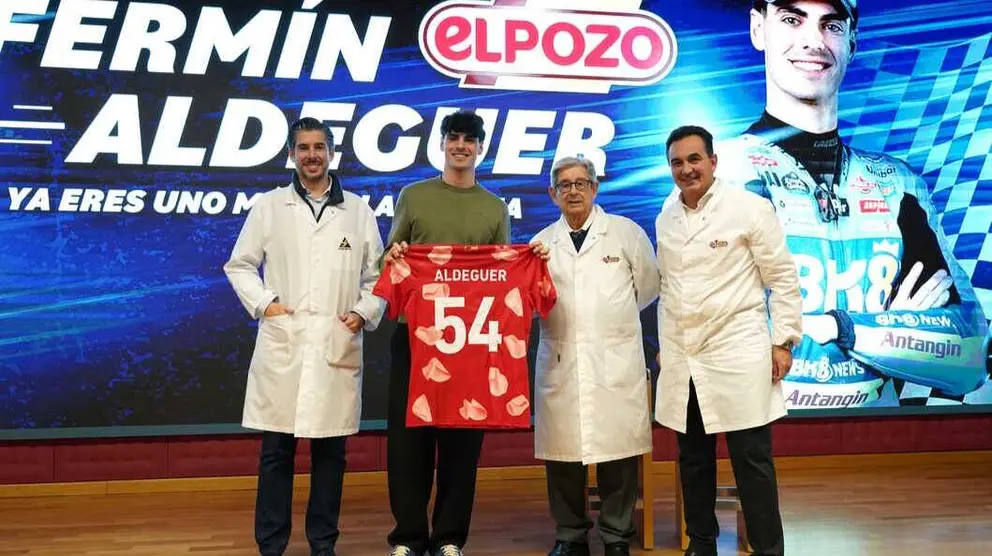 La Direcci&oacute;n de El Pozo Alimentaci&oacute;n, Juan Antonio C&aacute;novas, Jos&eacute; Fuertes y Rafael Fuertes, junto al piloto de MotoGP, Ferm&iacute;n Aldeguer. (El Pozo Alimentaci&oacute;n)