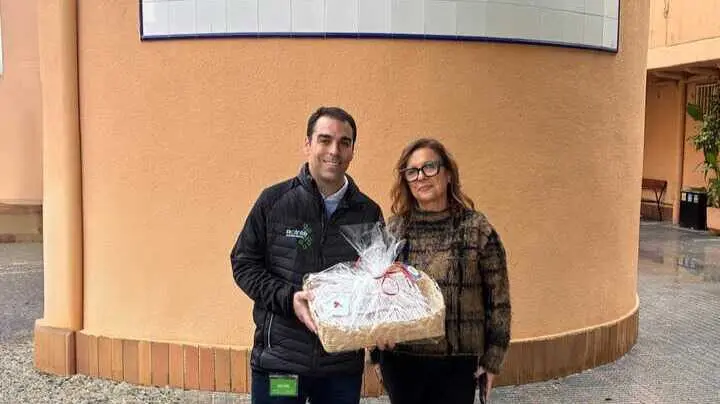 Entrega de lo recaudado en la Gran Recogida de Alimentos de Rointe a Jes&uacute;s Abandonado. (Rointe)