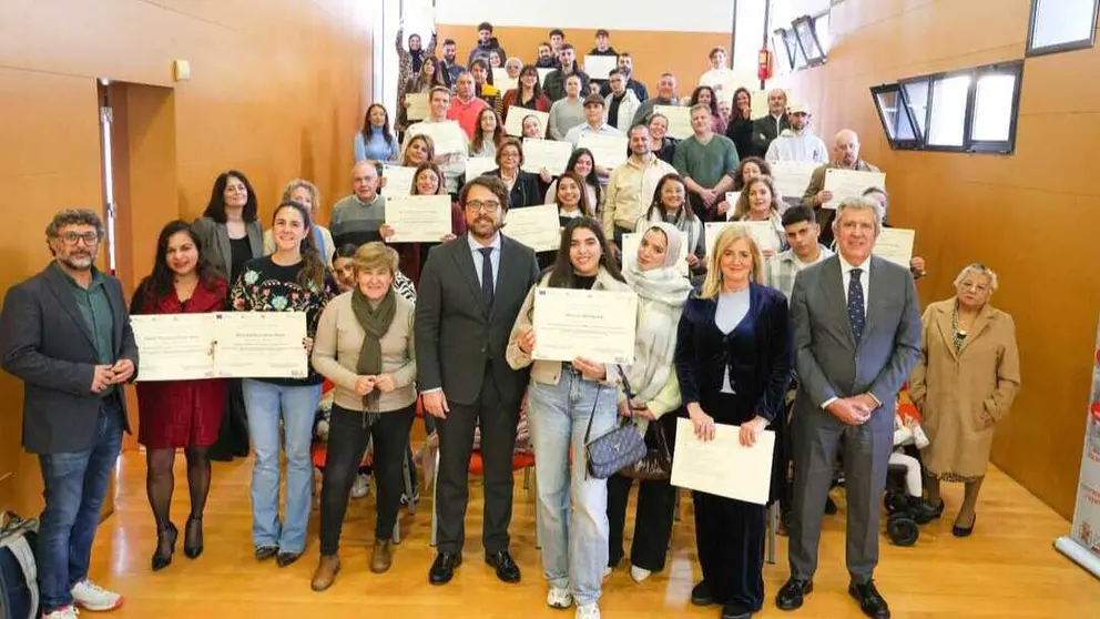 Imagen de familia con los participantes de la formaci&oacute;n en ciberseguridad y comercio para modernizar sus negocios. (Ayuntamiento de Cartagena)