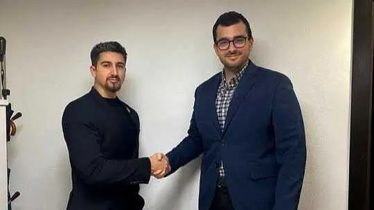 Imagen de la reuni&oacute;n entre Pablo Nario, presidente de AJE Cartagena, y Daniel Collado, responsable de Relaciones Institucionales de la Cofrad&iacute;a del Sant&iacute;simo Cristo de los Pescadores. (AJE Cartagena)