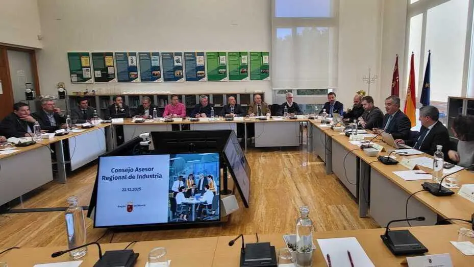 Juan Mar&iacute;a V&aacute;zquez preside la reuni&oacute;n del Consejo Asesor de Industria. (CARM)