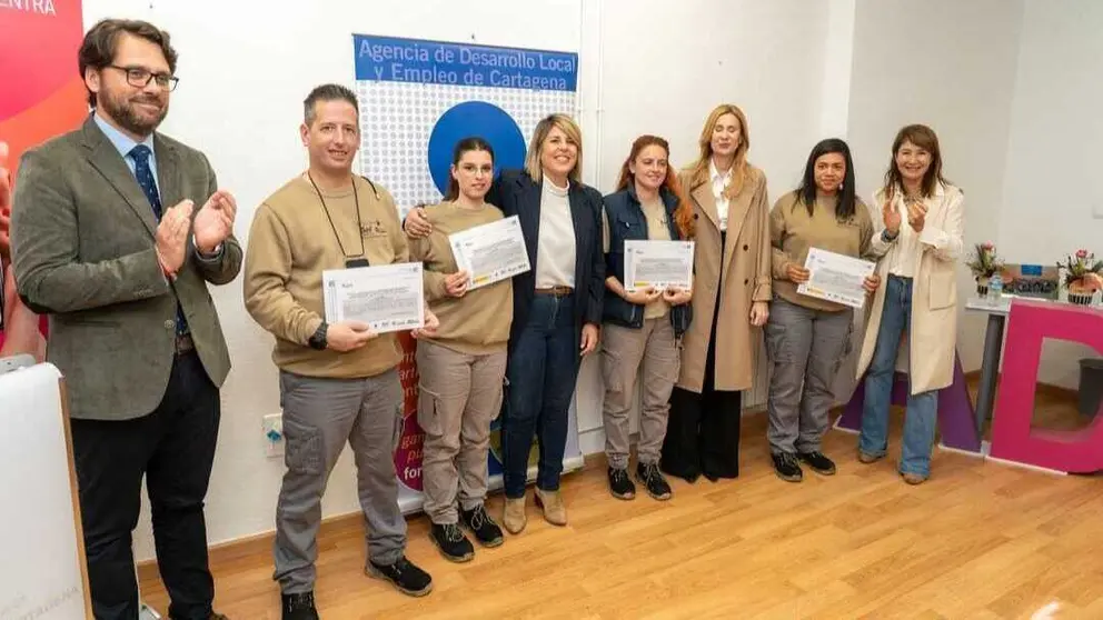 Entrega de diplomas a los alumnos de los cursos ADLE Impulsa. (Ayuntamiento de Cartagena/Felipe G. Pag&aacute;n)