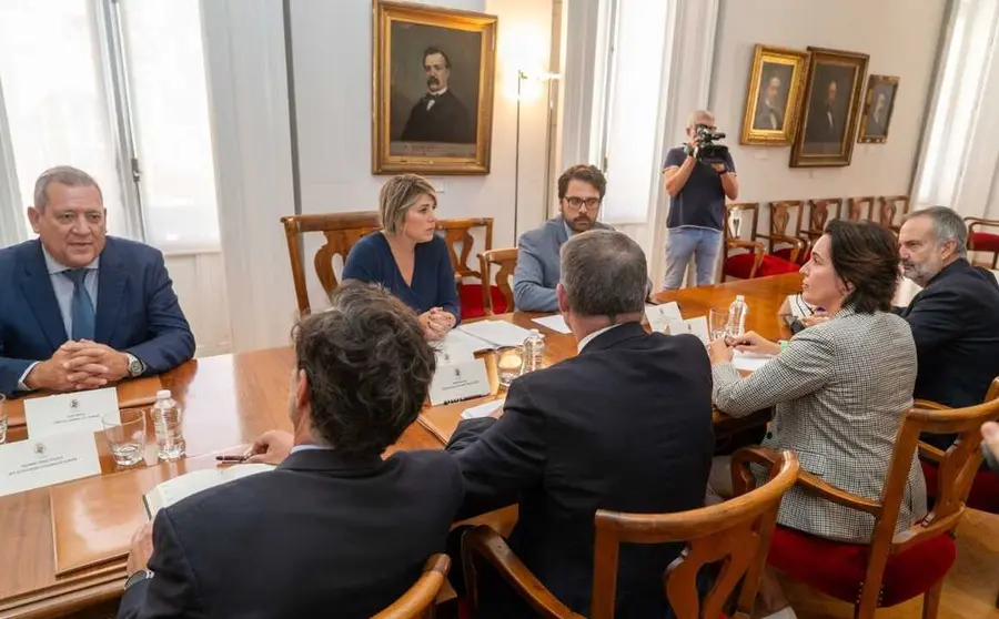 Imagen de archivo de la reuni&oacute;n entre la alcaldesa y representantes de la empresa. (Ayto. Cartagena)