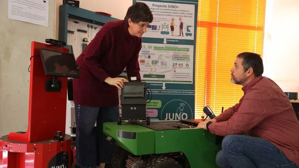 Nieves Pav&oacute;n y Juan Antonio L&oacute;pez con los robots que desarrollan a trav&eacute;s de la spin-off Juno. (UPCT)
