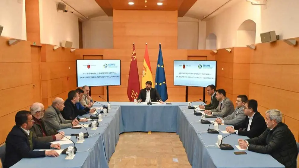 El presidente de la Comunidad, Fernando L&oacute;pez Miras, durante la reuni&oacute;n en San Esteban con el presidente del Sindicato Central de Regantes del Acueducto Tajo-Segura (Scrats), Lucas Jim&eacute;nez, y su junta directiva. (CARM)