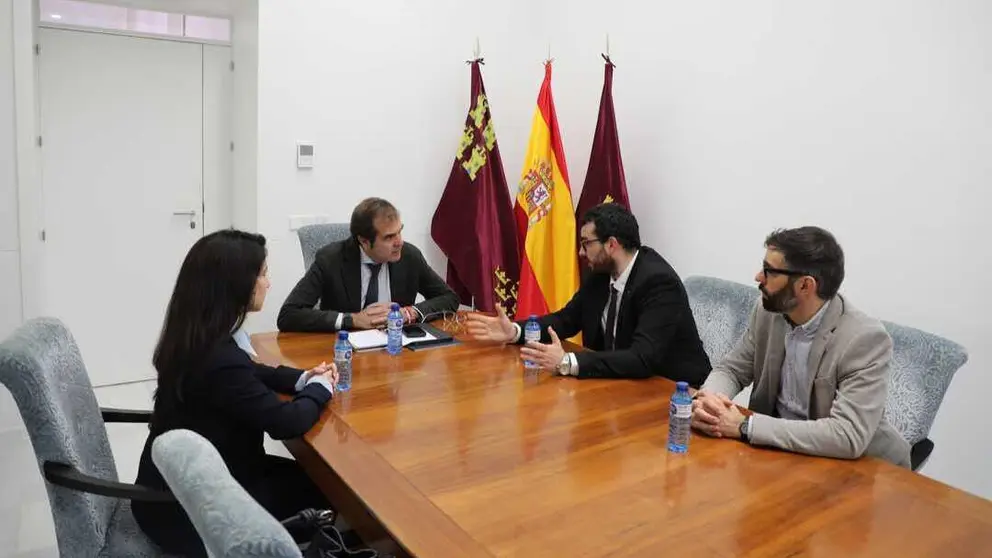 Un momento de la reuni&oacute;n entre AJE Cartagena y la APC. (AJE Cartagena)