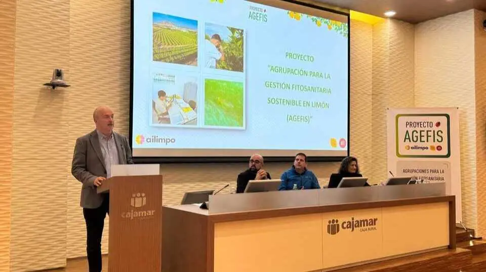 El secretario general de la consejer&iacute;a de Agricultura, Francisco Gonz&aacute;lez Zapater, durante la jornada informativa del proyecto AGEFIS de Ailimpo.&nbsp;(CARM)