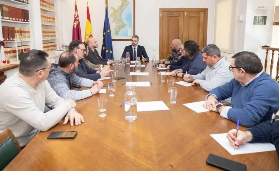 Reuni&oacute;n entre el delegado del Gobierno en la Regi&oacute;n de Murcia, Francisco Lucas, y el comit&eacute; de empresa de Sabic en Cartagena. (Delegaci&oacute;n del Gobierno en la Regi&oacute;n de Murcia)