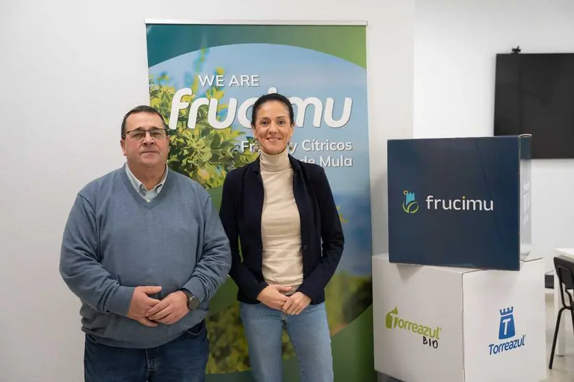 Paco Ruiz (director general de Frucimu) y Gala Garc&iacute;a, nueva subdirectora de la entidad; e instalaciones de la cooperativa.