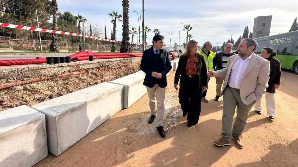 El consejero de Fomento e Infraestructuras, Jorge Garc&iacute;a Montoro, acompa&ntilde;ado de la alcaldesa de Alcantarilla, Paqui Terol, visita las obras de los puntos de recarga que se est&aacute;n instalando en el municipio para autobuses el&eacute;ctricos Movibus. (CARM)