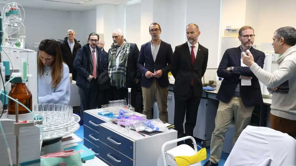 El director de Repsol en Cartagena conversa con el responsable del Servicio de Instrumentaci&oacute;n Tecnol&oacute;gica, junto al rector. (UPCT)