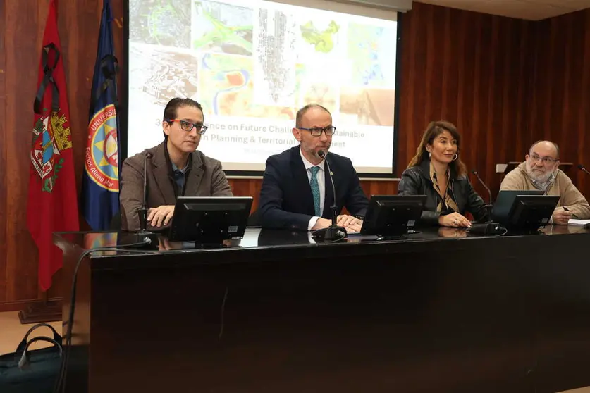 El congreso ha sido inaugurado por el rector de la UPCT, Mathieu&nbsp;&nbsp;Kessler, y la concejal del Ayuntamiento de Cartagena Cristina Mora, responsable del &aacute;rea de Ciudad Sostenible