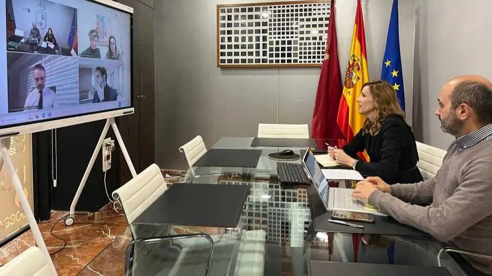 La consejera de Empresa, Marisa L&oacute;pez, junto Al director del Info, Joaqu&iacute;n G&oacute;mez, durante el encuentro con el Cetem y el ayuntamiento de Yecla. (CARM)