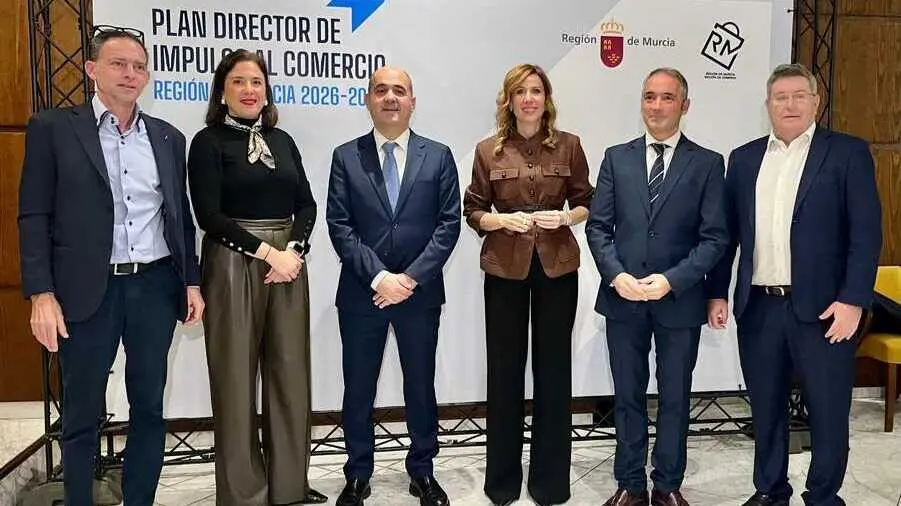 Imagen de familia durante la presentaci&oacute;n del Plan Director de Impulso al Comercio. (CARM)