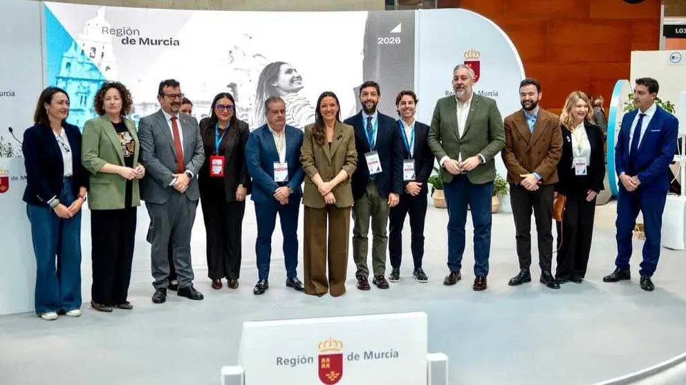 La consejera de Turismo, Carmen Conesa, y los directores generales del &aacute;mbito tur&iacute;stico, con alcaldes de la Regi&oacute;n asistentes a la presentaci&oacute;n de la 'Estrategia 360'. (CARM)